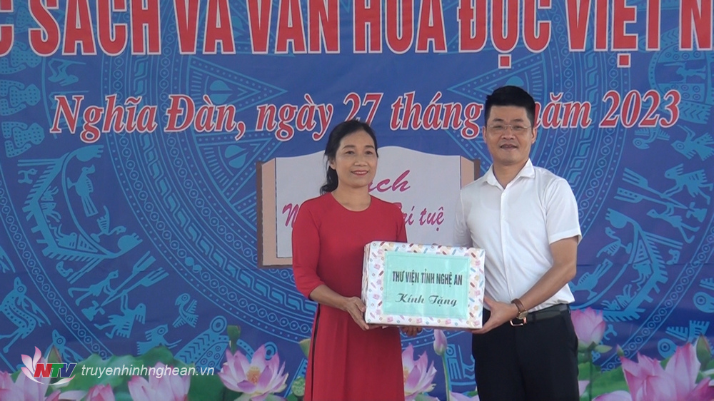 Đại diện Thư viên tỉnh trao tặng sách cho nhà trường