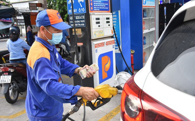 -Ông Nguyễn Hồng Diên, Bộ trưởng Bộ Công Thương yêu cầu các doanh nghiệp đầu mối xăng dầu trong mọi tình huống phải cung cấp đủ hàng cho cửa hàng bán lẻ thuộc hệ thống phân phối của doanh nghiệp để duy trì hoạt động bán hàng thường xuyên.