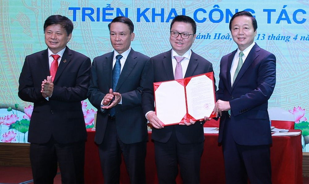 Phó Thủ tướng Trần Hồng Hà trao Quyết định ban hành Điều lệ Hội Nhà báo Việt Nam với nhiều điểm mới cho lãnh đạo Hội Nhà báo Việt Nam
