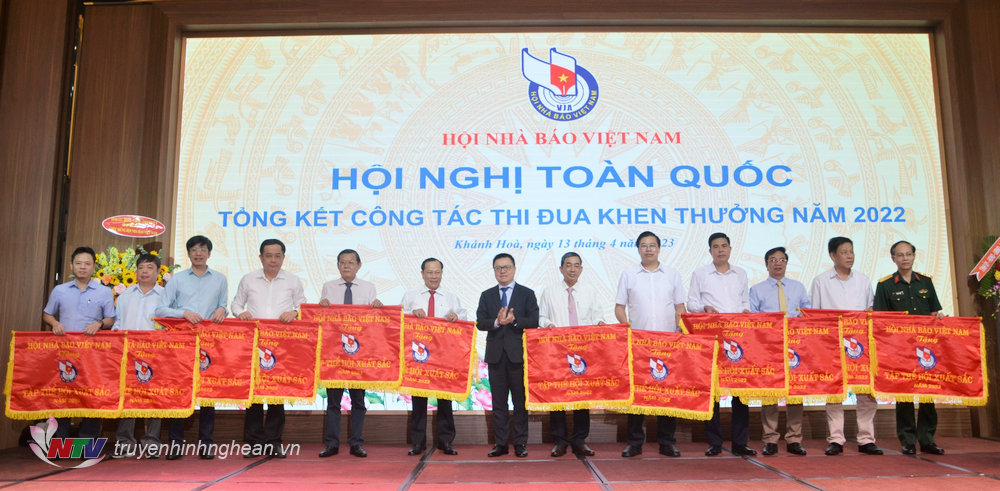 Đồng chí Lê Quốc Minh tặng cờ thi đua cho 13 đơn vị tập thể Hội.
