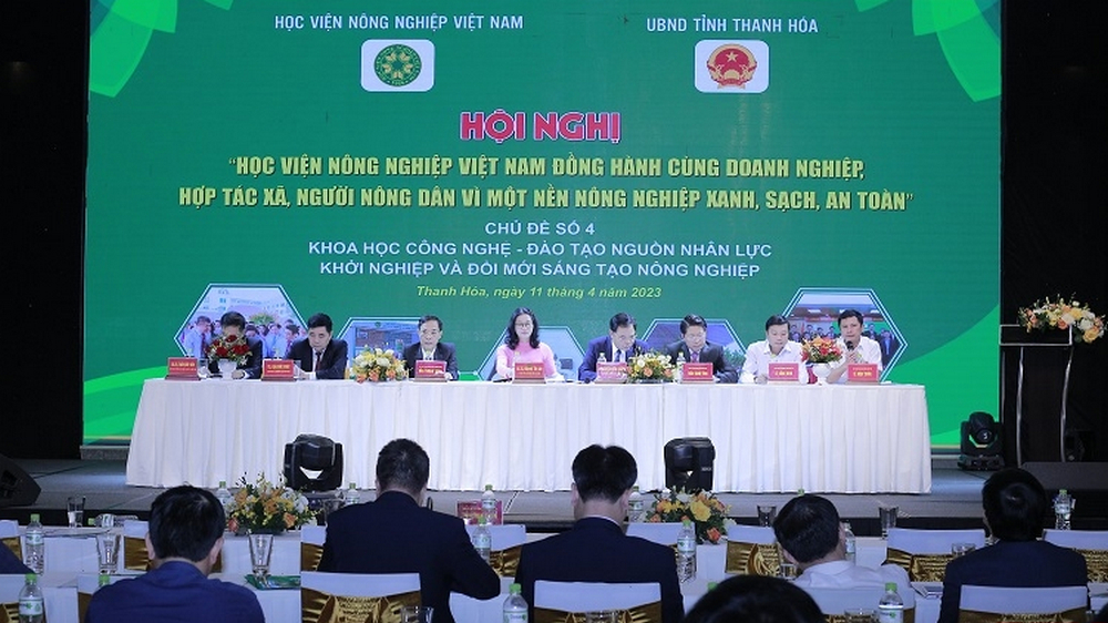 Các đồng chí nguyên Ủy viên Trung ương Đảng, Học viện Nông nghiệp Việt Nam, lãnh đạo các tỉnh Thanh Hóa, Ninh Bình, Nghệ An và Hà Tĩnh đồng chủ trì phiên thảo luận. Ảnh: internet