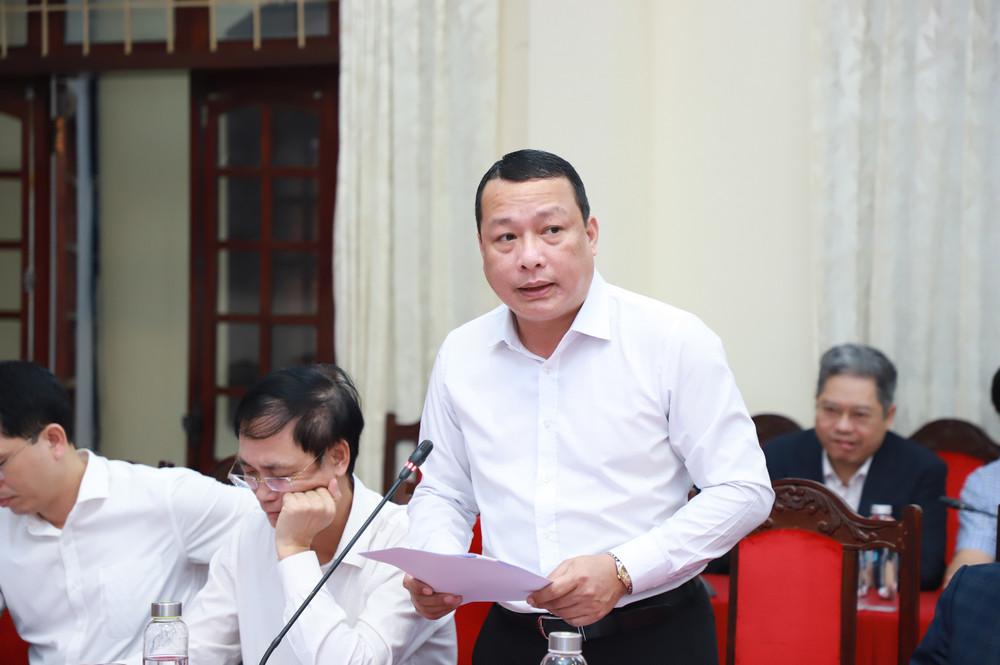 Đồng chí Phạm Hồng Quang - Ủy viên Ban Chấp hành Đảng bộ tỉnh, Giám đốc Sở Kế hoạch và Đầu tư trình bày Tờ trình dự thảo Quy hoạch tỉnh Nghệ An thời kỳ 2021 - 2030, tầm nhìn đến 2050.