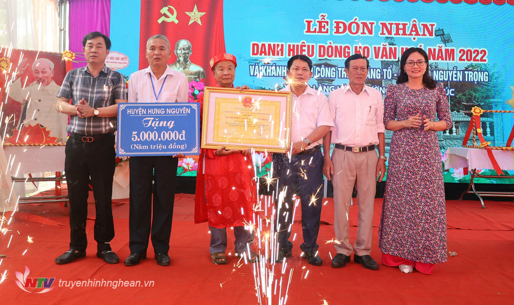 Lãnh đạo UBND huyện trao danh hiệu Dòng họ văn hoá và quà tặng.
