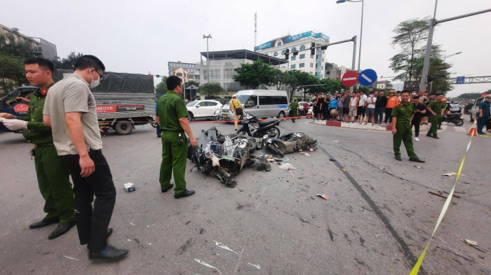 Vụ tai nạn khiến hàng loạt xe máy và người đi đường bị thương