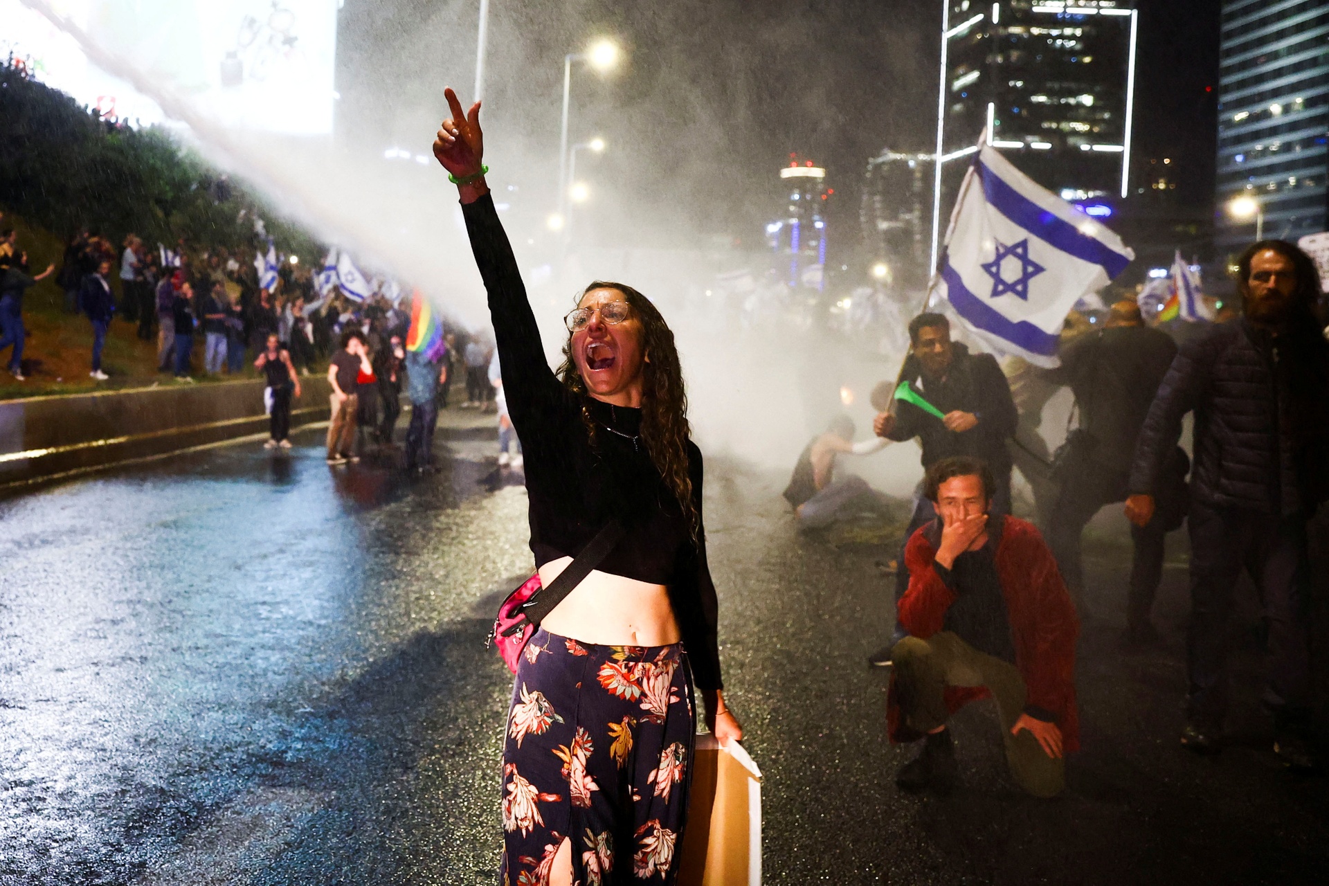 Một phụ nữ ra hiệu trong cuộc biểu tình phản đối cuộc cải cách tư pháp của Thủ tướng Israel Benjamin Netanyahu. Ảnh: Reuters.