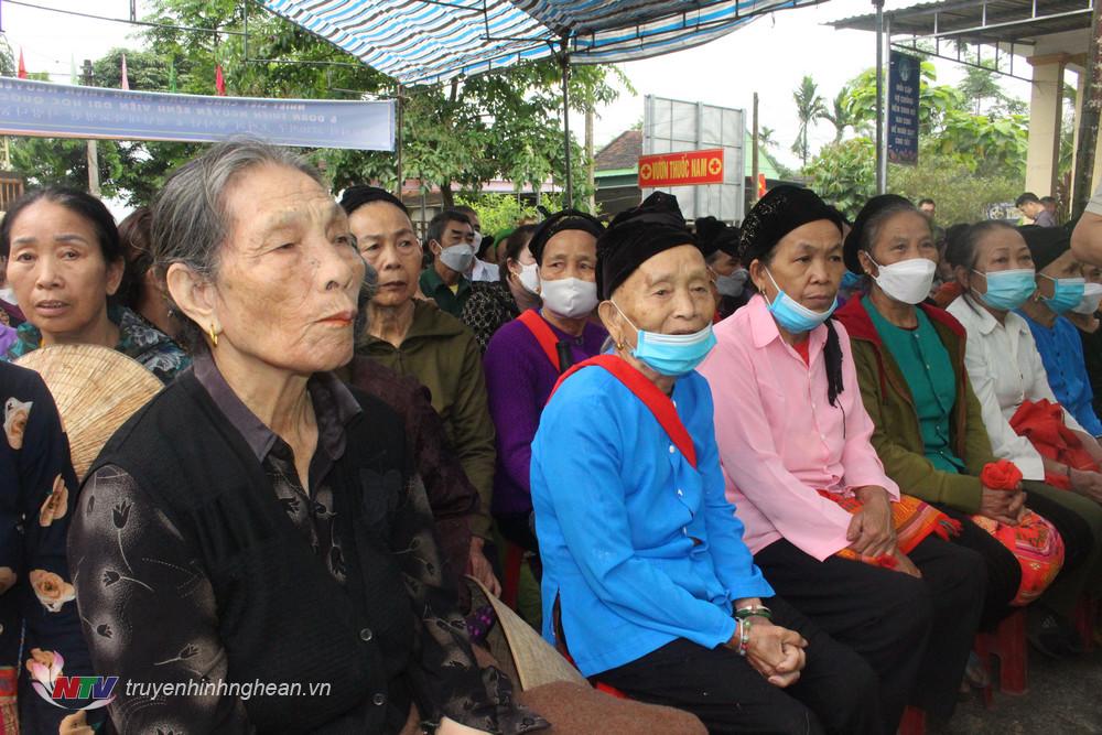 Người dân xã Môn Sơn, huyện Con Cuông tham gia chương trình khám bệnh miễn phí do 