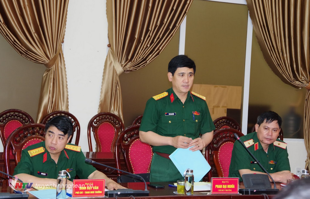 Đại tá Phan Đại Nghĩa - Ủy viên Ban Thường vụ Tỉnh ủy, Chỉ huy trưởng Bộ CHQS tỉnh phát biểu tại buổi làm việc.