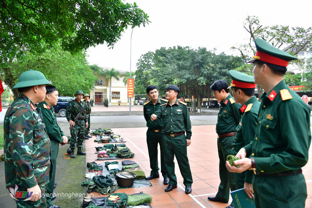 Đoàn công tác kiểm tra sắp xếp quân tư trang cá nhân trong balo khi hành quân di chuyển.