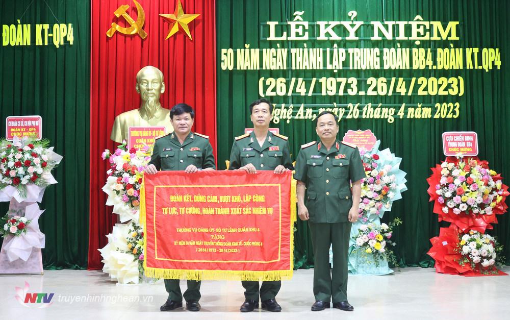 Thiếu Tướng Nguyễn Ngọc Hà, Phó Tư lệnh Quân khu 4 trao bức trướng cho Đoàn Kinh tế - Quốc phòng 4 nhân kỷ niệm.
