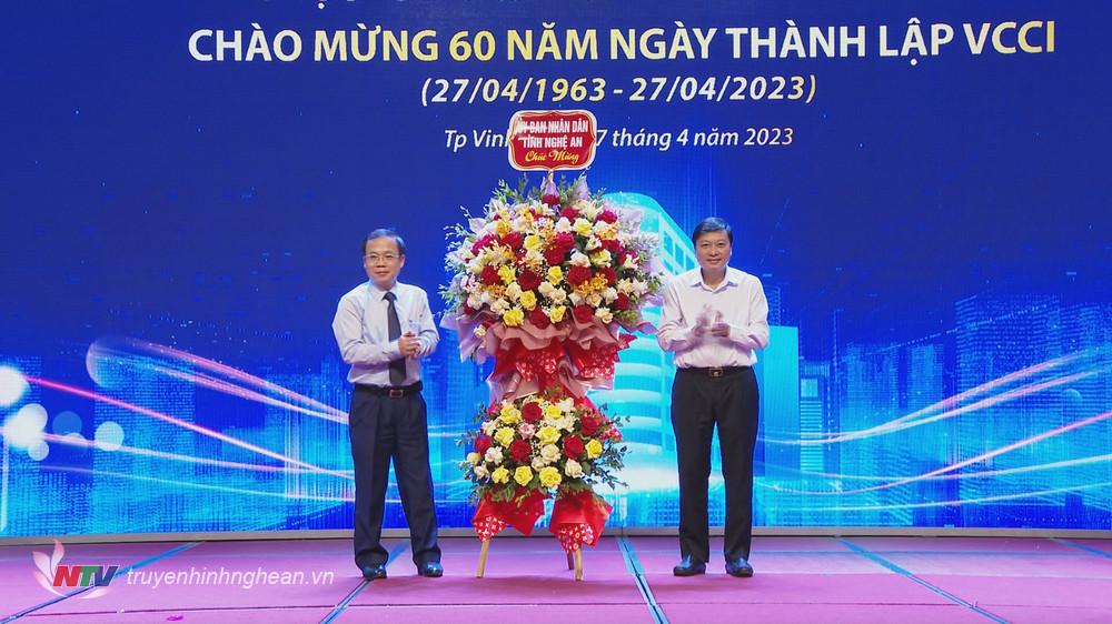 Đồng chí Phó Chủ tịch Thường trực UBND tỉnh Lê Hồng Vĩnh tặng hoa chúc mừng cho đại diện VCCI là ông Bùi Trung Nghĩa - Phó Chủ tịch VCCI. 