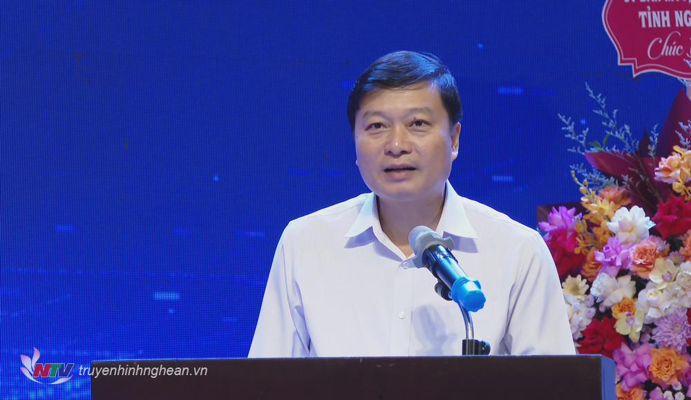 Đồng chí Lê Hồng Vinh - Phó Chủ tịch Thường trực UBND tỉnh phát biểu chúc mừng.