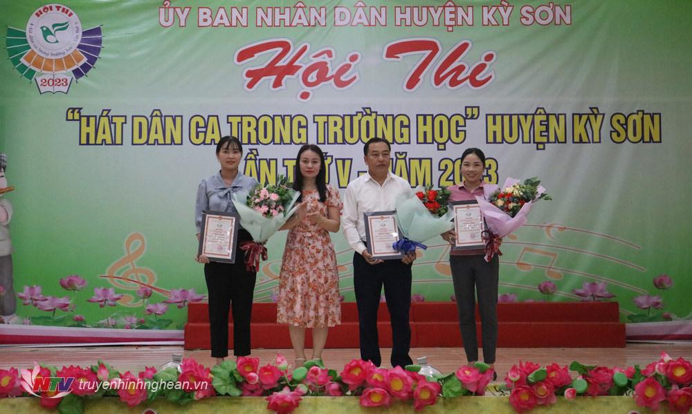 Ban tổ chức trao giải Nhất cho cụm thi các xã Tà Cạ, Mường Típ, Mường Ải.