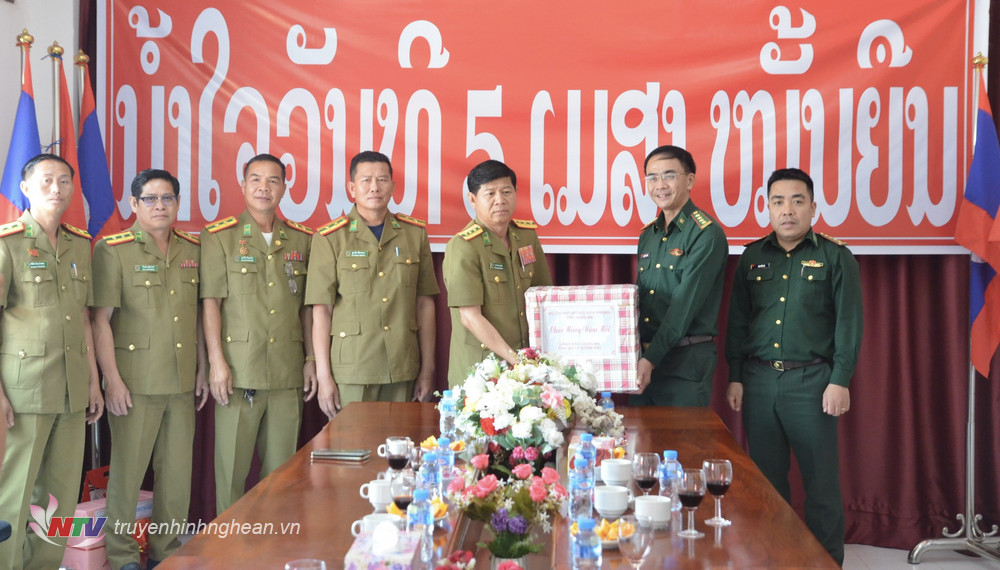 Đoàn BĐBP Nghệ An chúc Tết Công an tỉnh Bolykhamxay, CHDCND Lào.