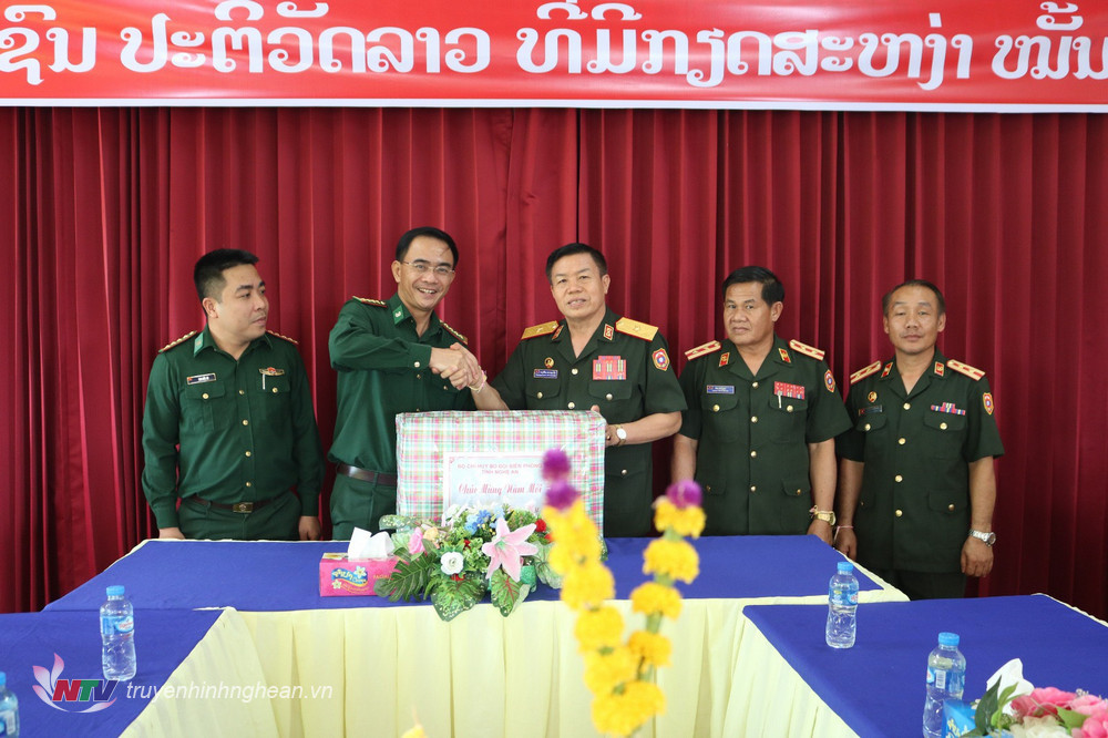 Đoàn BĐBP Nghệ An chúc Tết Bộ chỉ huy Quân sự tỉnh Bolykhamxay, CHDCND Lào.