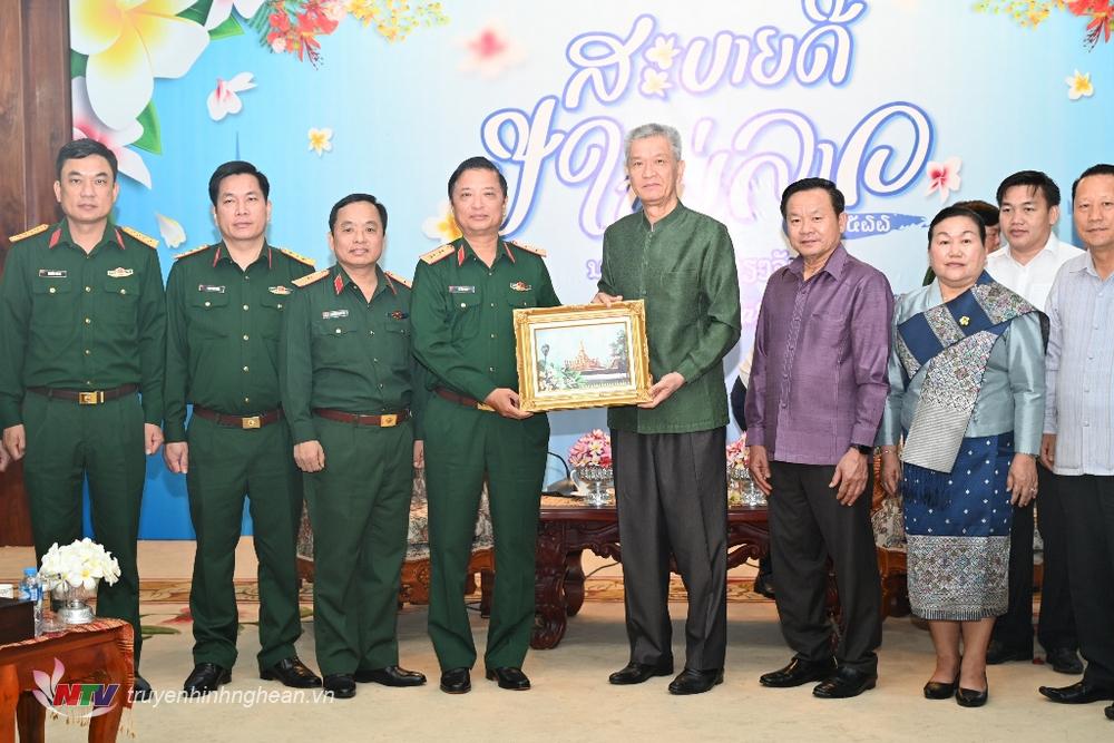 Thành ủy Viêng Chăn tặng quà lưu niệm cho Bộ Tư lệnh Quân khu 4.