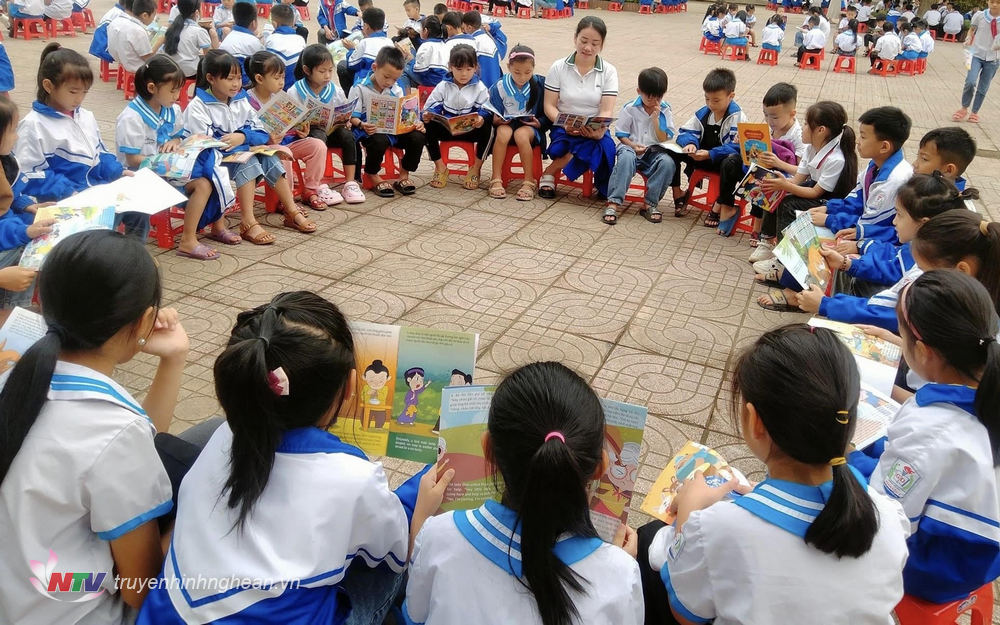 Học sinh hào hứng tham gia đọc sách.