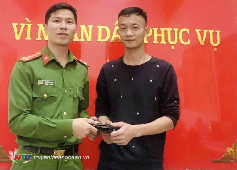 Anh Trần Minh Phúc mang chiếc ví đến Công an phường để nhờ tìm người đánh rơi để trả lại.