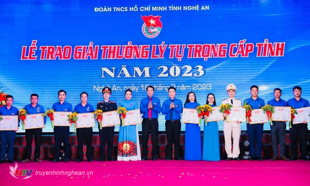 đồng chí Võ  Thị Hiền Ly nhận Giải thưởng Lý Tự Trọng tỉnh Nghệ An năm 2023.