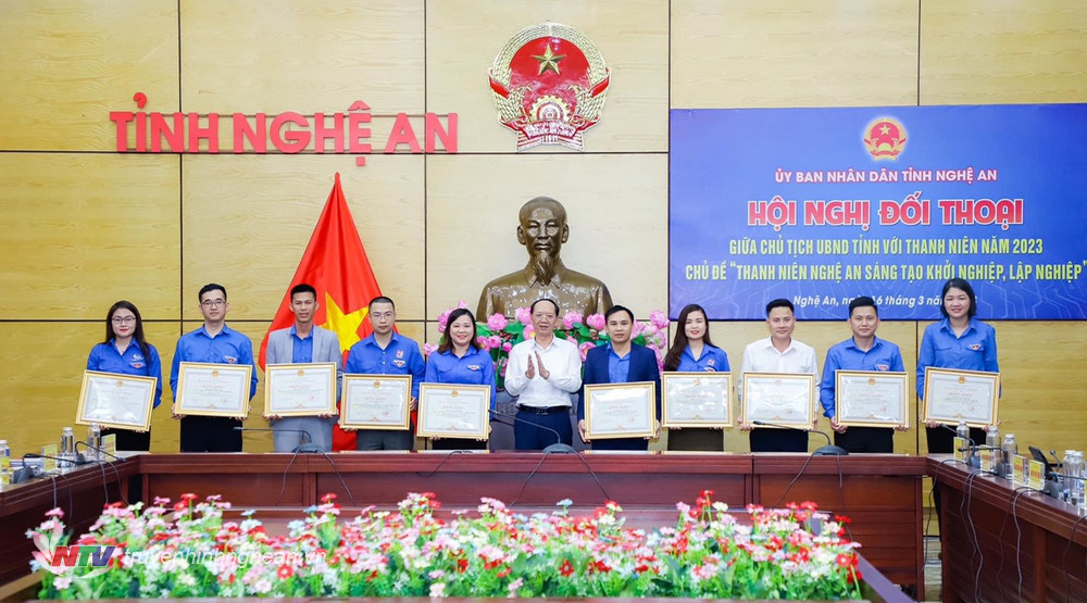 Đồng chí Võ  Thị Hiền Ly nhận Bằng khen của Chủ tịch UBND tỉnh.