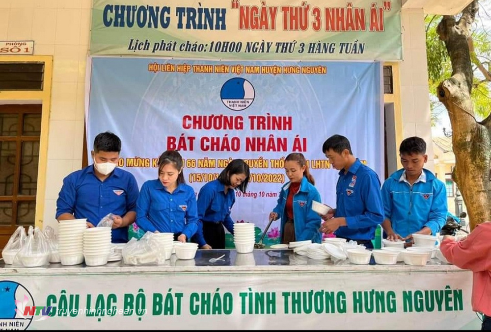 Đồng chí Võ Thị Hiền Ly cùng các đoàn viên thanh niên tham gia Câu lạc bộ bát cháo tình thương tại địa phương.