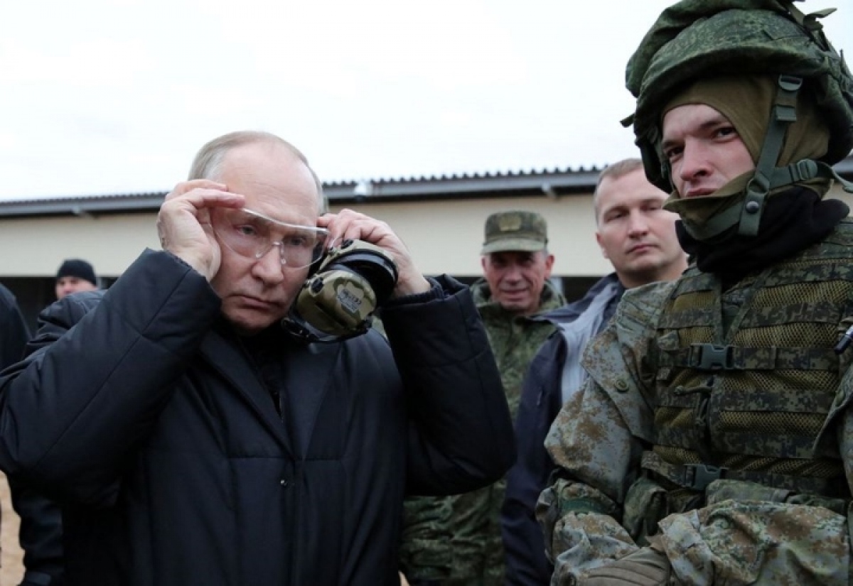 Ông Putin thăm một trung tâm huấn luyện tân binh, bắn súng của Nga trường năm 2022. (Ảnh minh họa: Reuters)