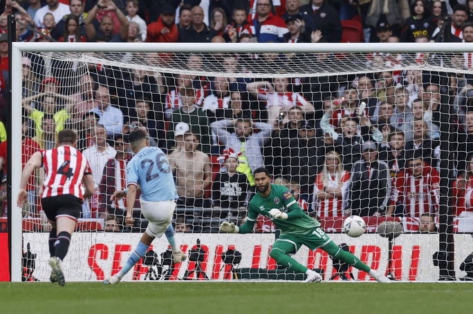 Riyad Mahrez thắng thủ thành Wesley Foderingham trên chấm 11m.