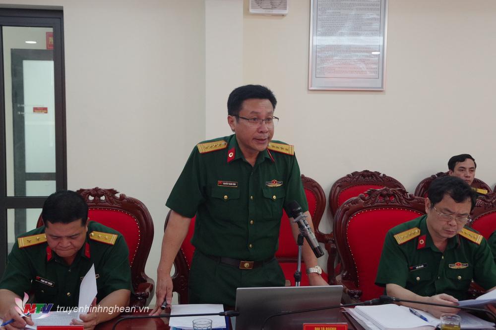 Đại tá Nguyễn Thanh Bình - Chủ nhiệm Quân y, Phó Ban Quân Dân y Quân khu 4 báo cáo tại hội nghị.