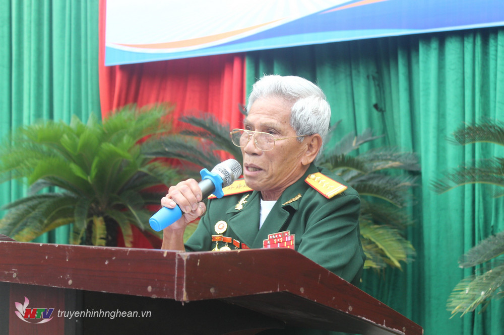 Đại tá Nguyễn Xuân Dinh – nguyên Chính ủy Sư đoàn 968 trực tiếp tham gia chiến dịch Hồ Chí Minh nói chuyện, ôn lại truyền thống lịch sử của ngày 30/4