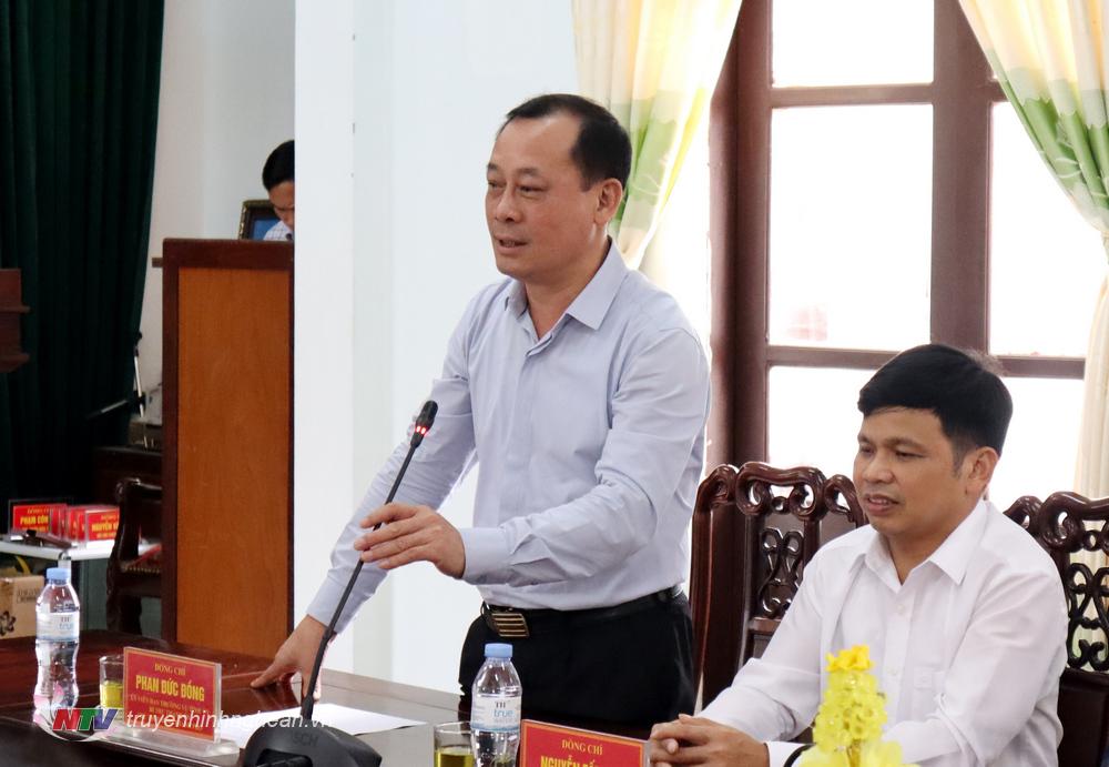Đồng chí Phan Đức Đồng - Uỷ viên BTV Tỉnh uỷ, Bí thư Thành uỷ Vinh phát biểu tại buổi lễ.