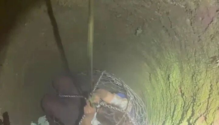 Chị Linh được lực lượng chức năng giải cứu sau khi rơi xuống giếng sâu 18m.
