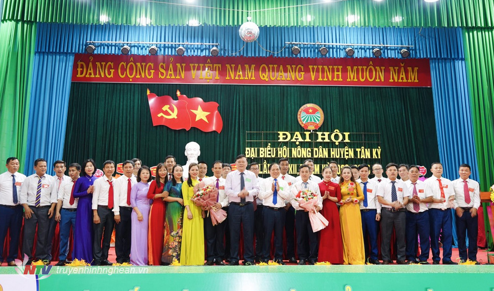 BCH Hội Nông dân huyện Tân Kỳ khoá XII, nhiệm kỳ 2023 - 2028 ra mắt tại Đại hội.