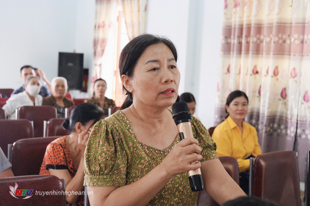 Chị Hồ Thị Minh ở xóm Tân Thái kiến nghị cần đẩy nhanh việc cấp giấy chứng nhận quyền sử dụng đất cho người dân.