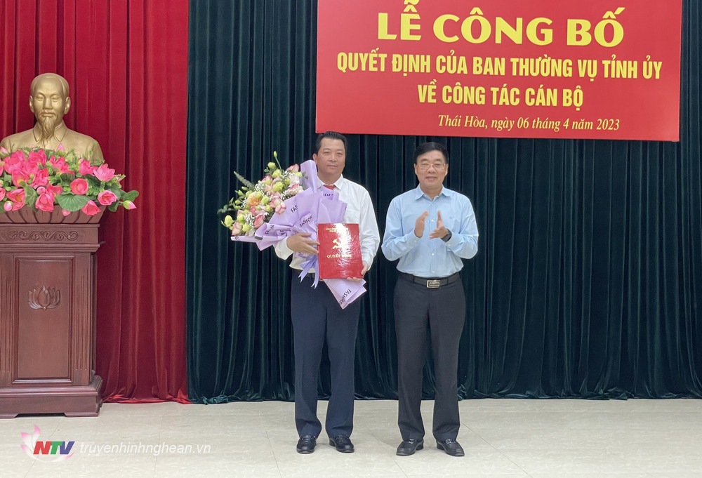 Đồng chí Nguyễn Văn Thông - Phó Bí thư Thường trực Tỉnh ủy trao Quyết định và tặng hoa chúc mừng đồng chí Chu Anh Tuấn. 