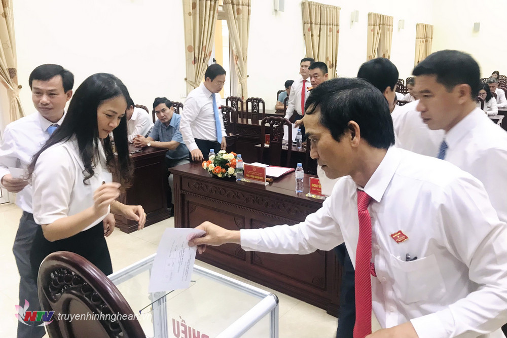 Đại biểu HĐND thị xã Thái Hòa bỏ phiếu bầu Chủ tịch UBND thị xã nhiệm kỳ 