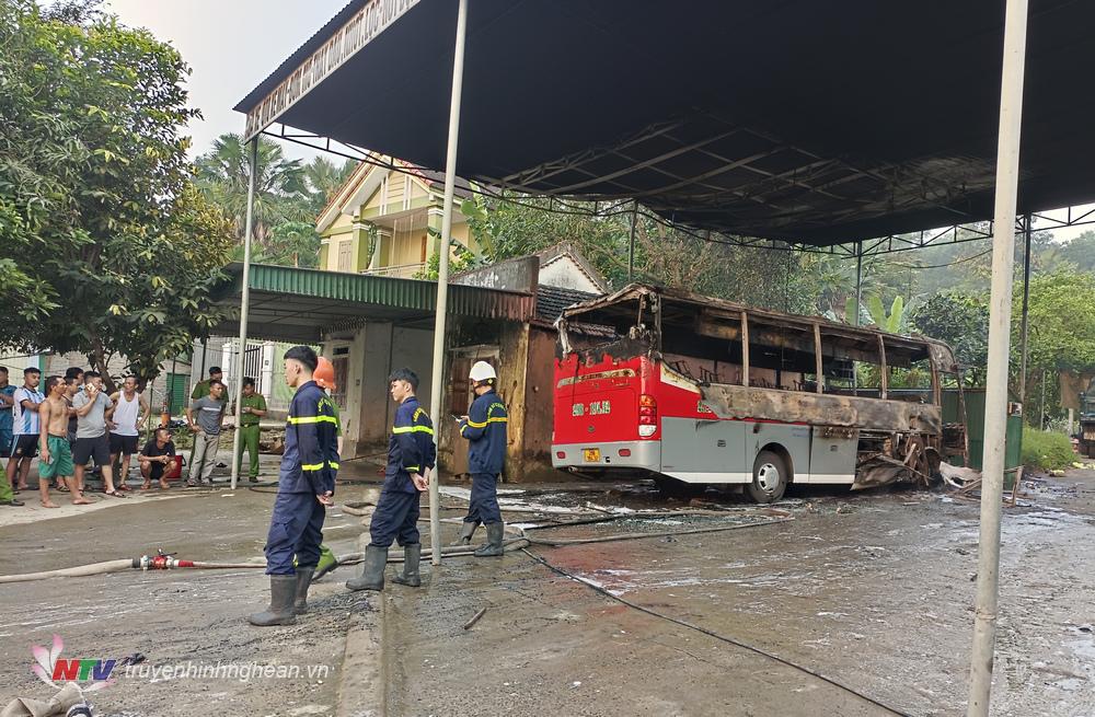 Cháy gara bên trong có xe ô tô khách ở thị trấn Thanh Chương.