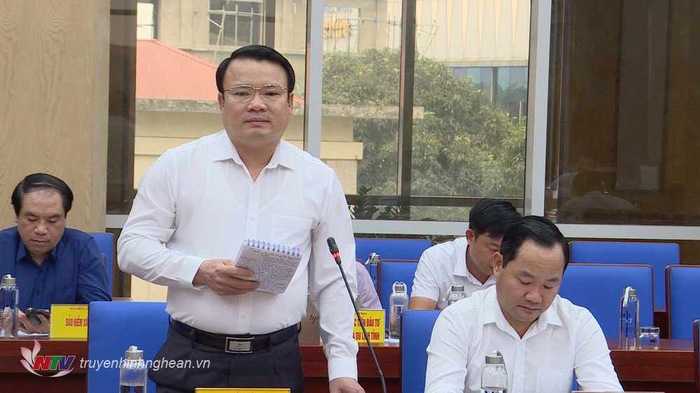 Đồng chí Phùng Thành Vinh - Giám đốc Sở NN&PTNT trao đổi những khó khăn trong sản xuất nông nghiệp. 