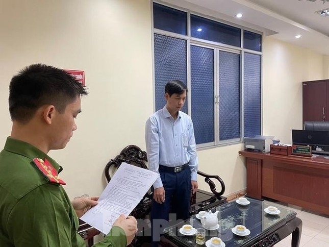 Ông Nguyễn Trọng Phùng (bìa phải) nghe lệnh bắt tạm giam, khởi tố bị can.