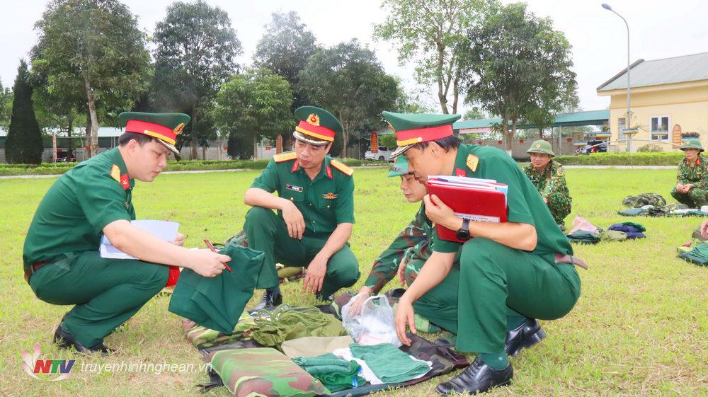 Đại tá Đinh Bạt Văn, Phó Chỉ huy trưởng, Tham mưu trưởng Bộ chỉ huy Quân sự tỉnh cùng đoàn công tác kiểm tra tư trang hành quân di chuyển tại Ban chỉ huy quân sự huyện Nam Đàn.