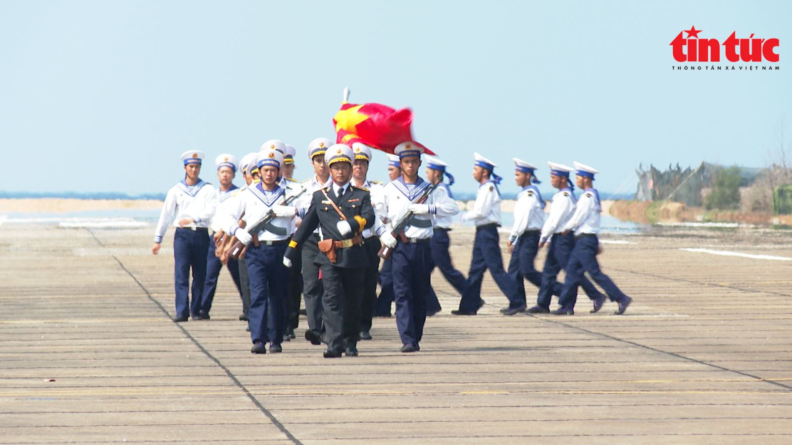 Từng khối đội ngũ cán bộ, chiến sỹ và các lực lượng đóng quân trên đảo thực hiện nghi thức duyệt đội danh dự.