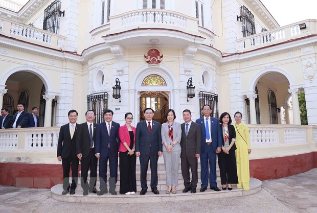 Chủ tịch Quốc hội Vương Đình Huệ chụp ảnh lưu niệm với đại biểu tại Đại sứ quán Việt Nam tại Cuba. 