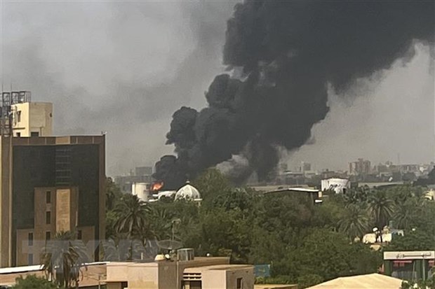 Khói bốc lên tại khu dân cư ở Khartoum, sau giao tranh giữa quân đội Sudan và lực lượng bán quân sự RSF, ngày 16/4/2023. 