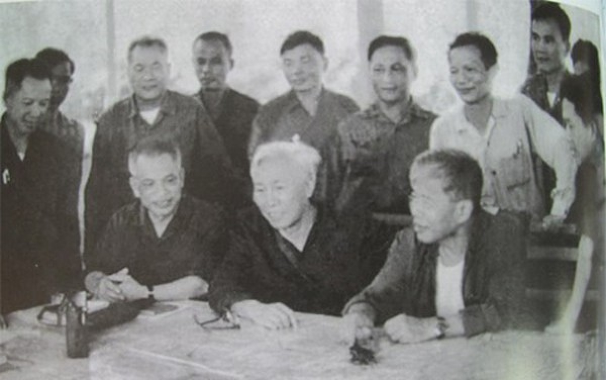 Đại tướng Văn Tiến Dũng (ngồi ngoài cùng, bên trái) và các cán bộ trong Bộ Chỉ huy Chiến dịch Hồ Chí Minh tháng 4/1975. Ảnh tư liệu
