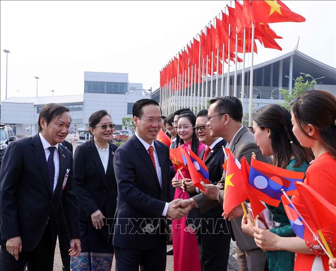 Lễ đón Chủ tịch nước Võ Văn Thưởng tại Sân bay quốc tế Wattay.