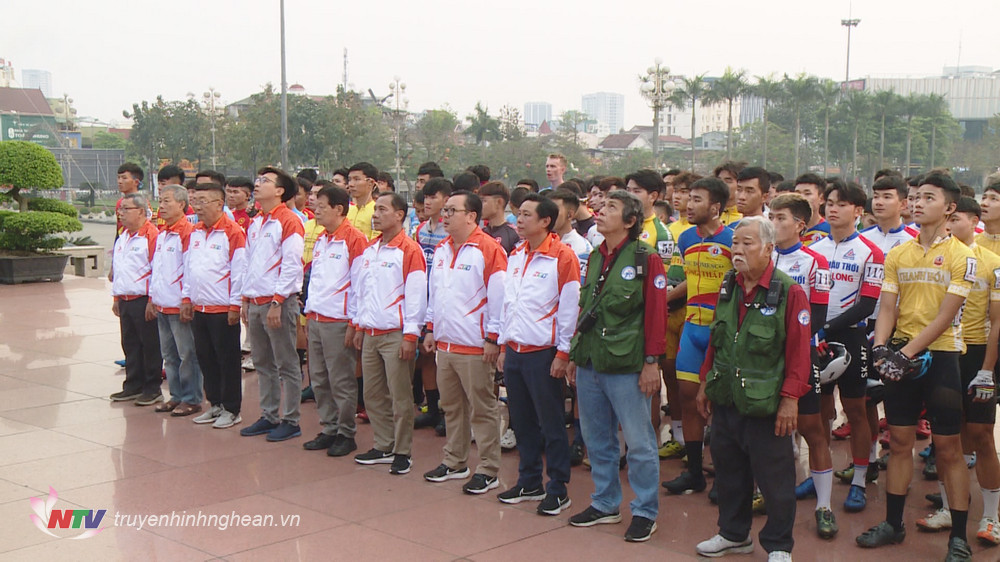 BTC cùng các VĐV, HLV dâng hoa trước tượng đài Bác Hồ ở Quảng trường Hồ Chí Minh.