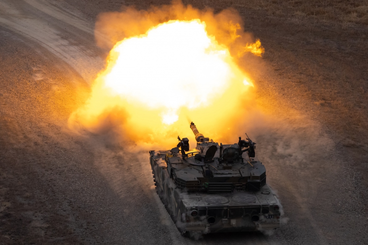 Xe tăng K1A1 của Hàn Quốc khai hỏa trong cuộc tập trận bắn đạn thật ở Pocheon. Ảnh: Bloomberg