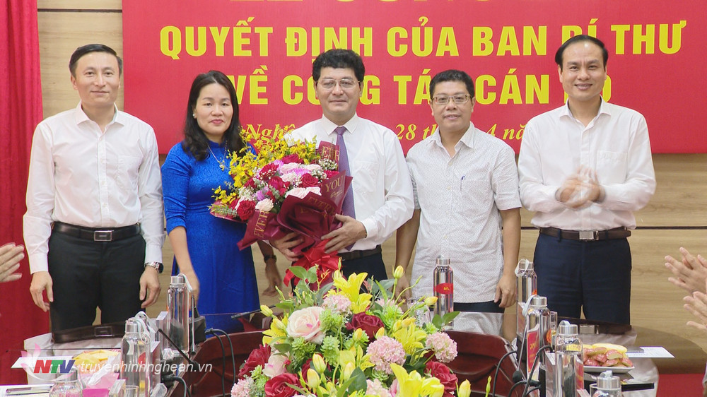 Văn phòng Tỉnh ủy tặng hoa chúc mừng tân Chủ nhiệm UBKT Tỉnh ủy Phạm Trọng Hoàng.