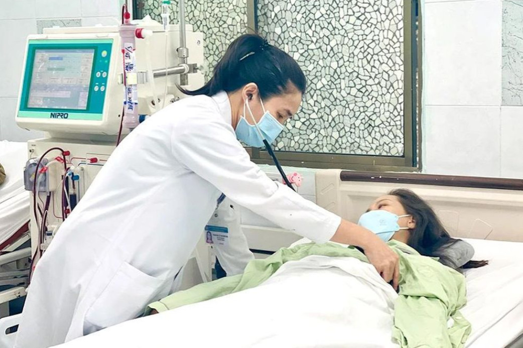 BS Vũ Thị Minh Hoa đang khám cho một bệnh nhân trẻ chạy thận định kỳ tại BV Nguyễn Tri Phương. 