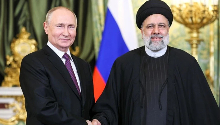 Tổng thống Nga Vladimir Putin gặp người đồng cấp Iran Ebrahim Raisi tại Moscow. Ảnh: RT