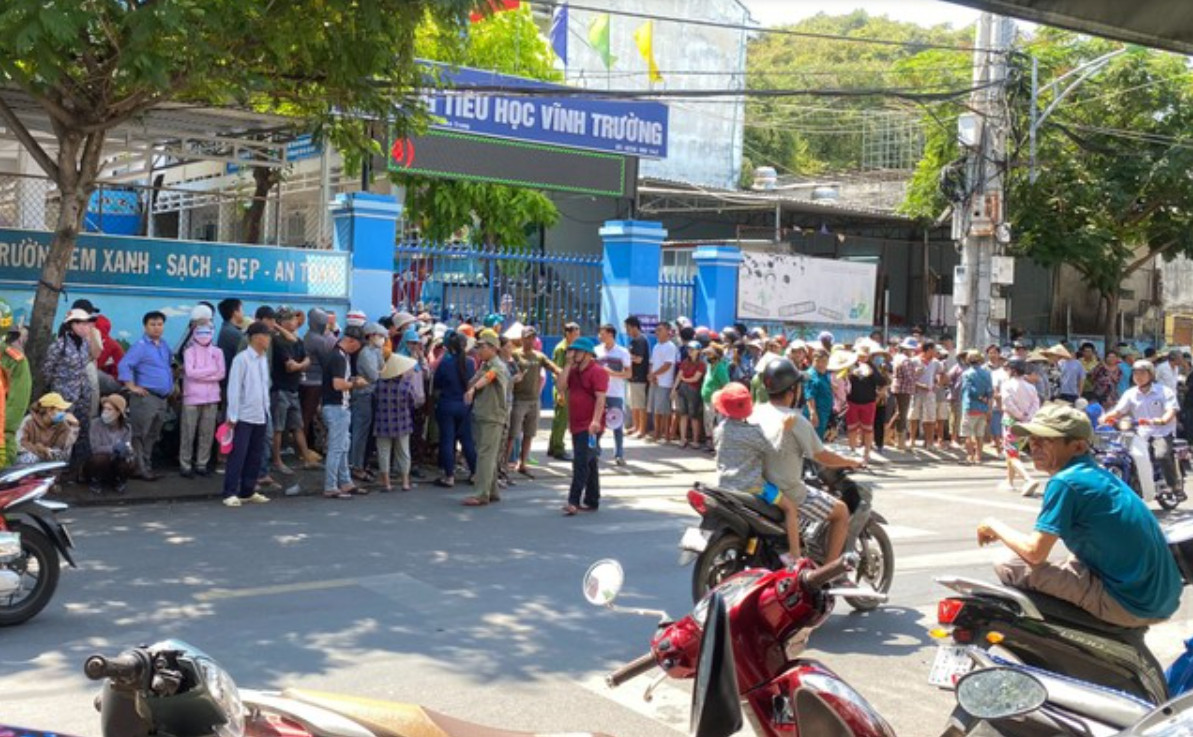 Nhiều phụ huynh đã tập trung trước cổng trường Tiểu học Vĩnh Trường sau vụ học sinh nhập viện.