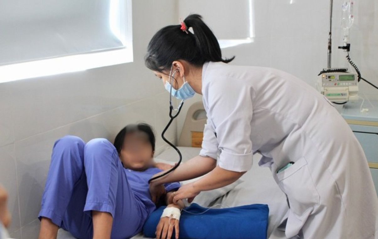 Học sinh nghi bị ngộ độc sau bữa ăn sáng đang được điều trị tại Bệnh viện Đa khoa Tâm Trí Nha Trang. 